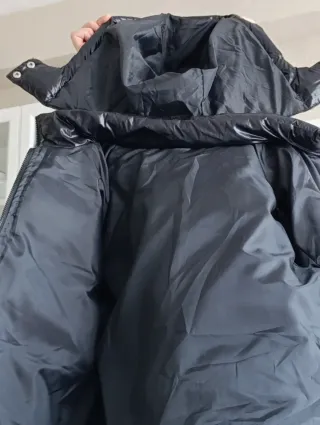 Cazadora de plumas negra brillante