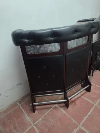 Barra de bar de madera y cuero