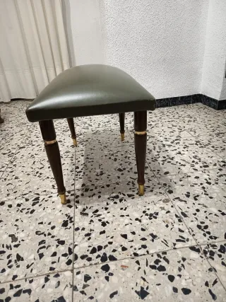 Butaca o reposapiés de piel y madera