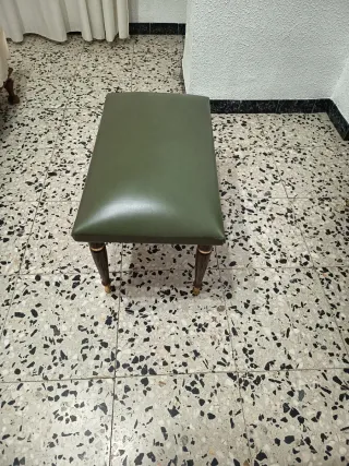 Butaca o reposapiés de piel y madera