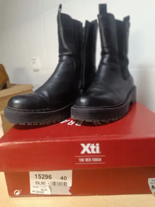 Lote: 3 pares de botas del número 40 por 45€