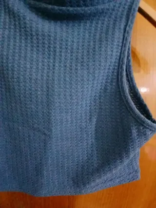 Dos tops cortos uno rosa y otro azul