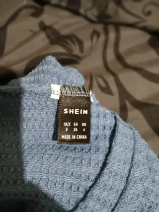 Dos tops cortos uno rosa y otro azul