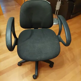 Silla de oficina con reposabrazos