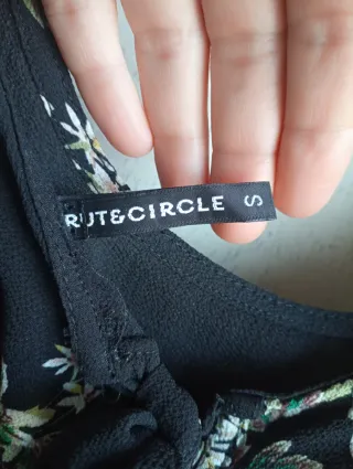 Blusa negra con estampado floral