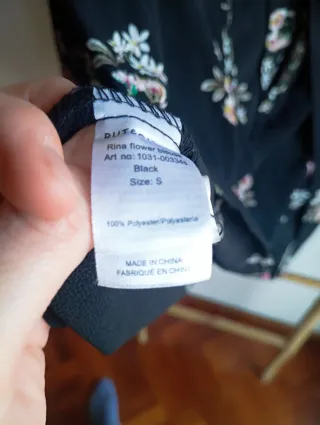 Blusa negra con estampado floral