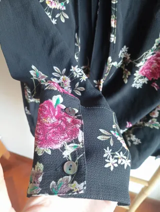Blusa negra con estampado floral