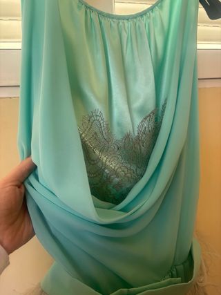 Traje de fiesta con pedrería y plumas muy elegante