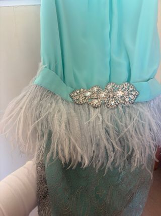 Traje de fiesta con pedrería y plumas muy elegante