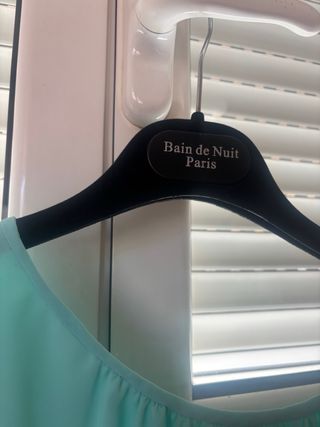 Traje de fiesta con pedrería y plumas muy elegante