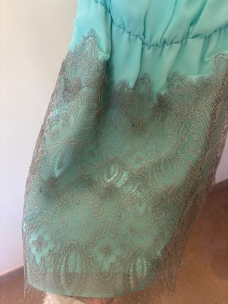 Traje de fiesta con pedrería y plumas muy elegante