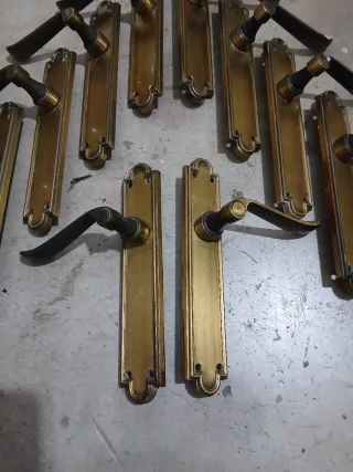 Manillas de puerta doradas vintage