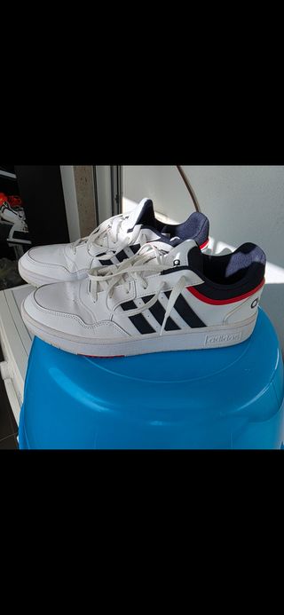 Scarpe Adidas bianche e blu