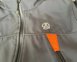 Chaqueta cortavientos Ternua.