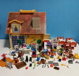 Casa maletín Playmobil con muchos accesorios.