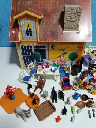 Casa maletín Playmobil con muchos accesorios.