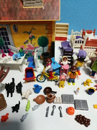 Casa maletín Playmobil con muchos accesorios.