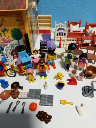 Casa maletín Playmobil con muchos accesorios.