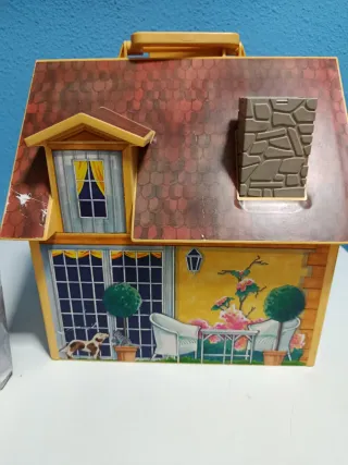 Casa maletín Playmobil con muchos accesorios.