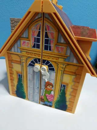 Casa maletín Playmobil con muchos accesorios.