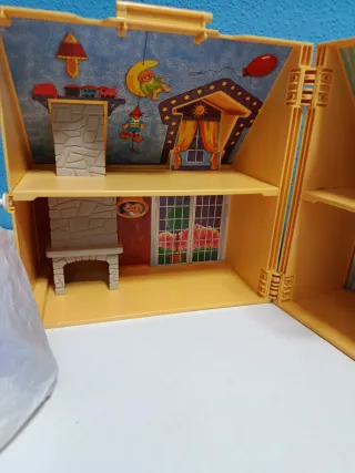 Casa maletín Playmobil con muchos accesorios.