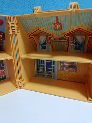 Casa maletín Playmobil con muchos accesorios.