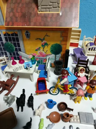 Casa maletín Playmobil con muchos accesorios.
