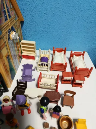 Casa maletín Playmobil con muchos accesorios.