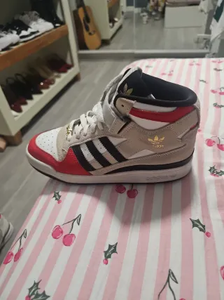 Zapatillas Adidas altas beige, negras, rojas