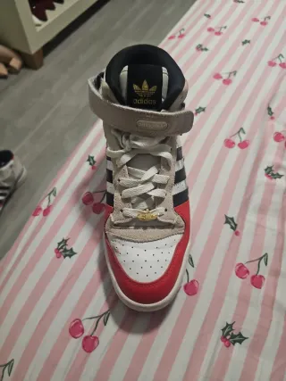 Zapatillas Adidas altas beige, negras, rojas