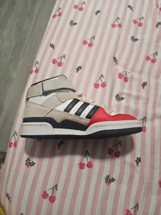 Zapatillas Adidas altas beige, negras, rojas