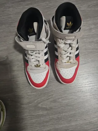 Zapatillas Adidas altas beige, negras, rojas