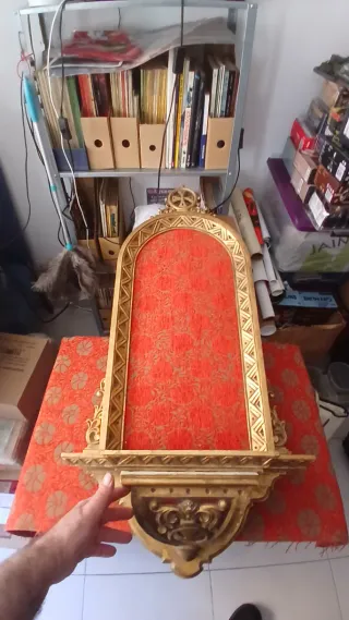 Antigua hornacina dorada con tela roja