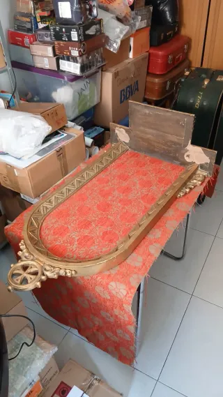 Antigua hornacina dorada con tela roja