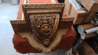 Antigua hornacina dorada con tela roja