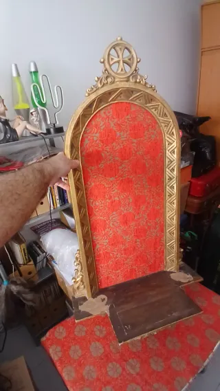 Antigua hornacina dorada con tela roja