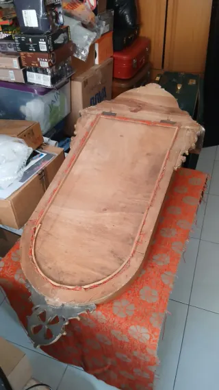 Antigua hornacina dorada con tela roja