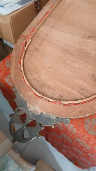 Antigua hornacina dorada con tela roja