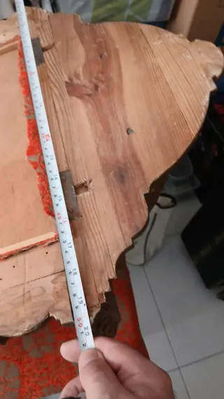 Antigua hornacina dorada con tela roja