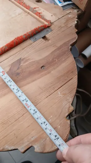 Antigua hornacina dorada con tela roja