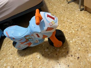 Moto correpasillos infantil azul y naranja
