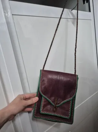 Bolso de cuero marrón y verde