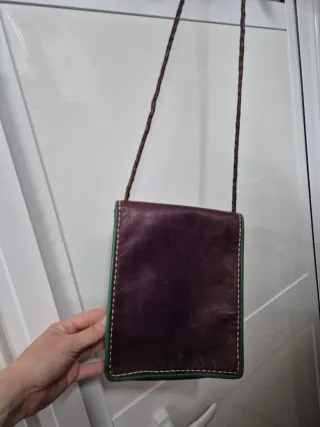 Bolso de cuero marrón y verde