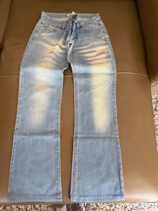 Pantalón vaquero desteñido / desgastado