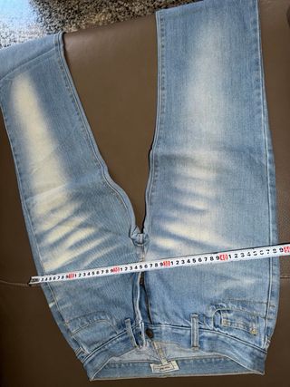 Pantalón vaquero desteñido / desgastado