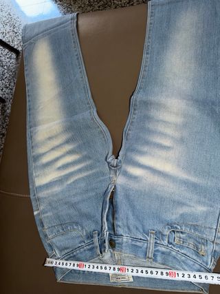 Pantalón vaquero desteñido / desgastado