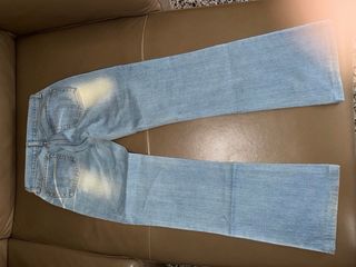 Pantalón vaquero desteñido / desgastado