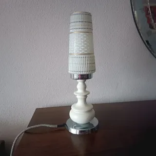 Candeeiro midcentury com abajour em vidro leitoso