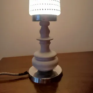 Candeeiro midcentury com abajour em vidro leitoso