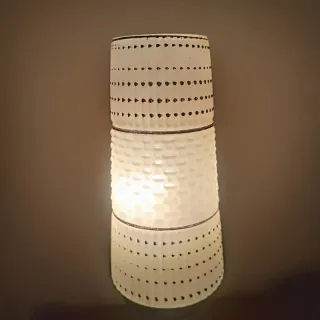 Candeeiro midcentury com abajour em vidro leitoso